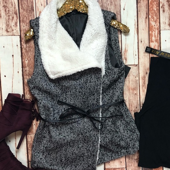 Last 1 Small Black Faux Fur Lined Herringbone Vest - Picture 3 of 5
